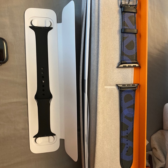 COPY - Hermes Apple Watch series 7 - Picture 3 of 10